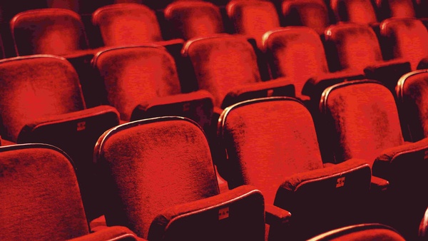 leere Sitzreihen eines Kinos