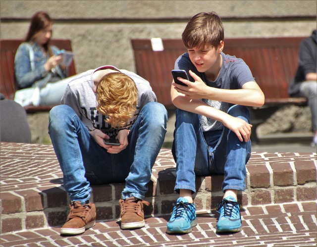 Schulkinder mit Handy